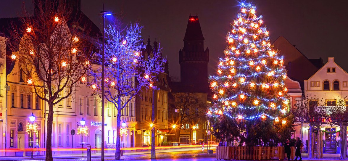 Weihnachtlich beleuchteter Altmarkt in Cottbus mit grossem Christbaum