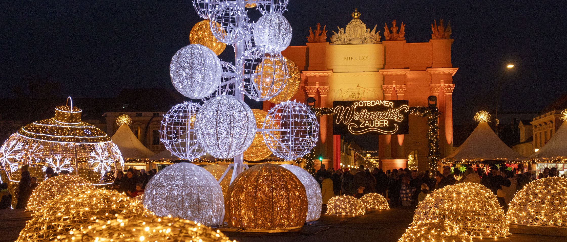 Potsdamer Weihnachtszauber vor dem Brandenburger Tor mit leuchtenden Lichterkugeln