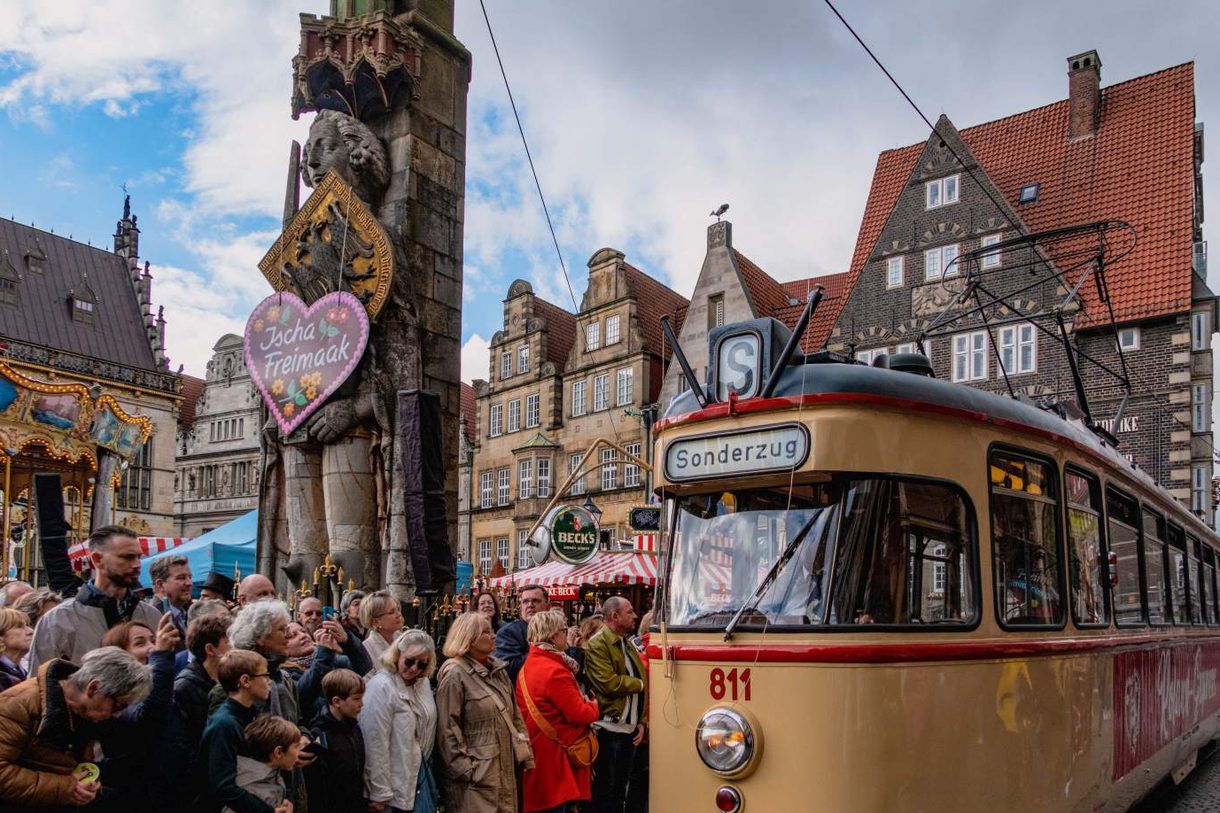 Freimarkt in Bremen – Roland am Marktplatz mit historischer Straßenbahn