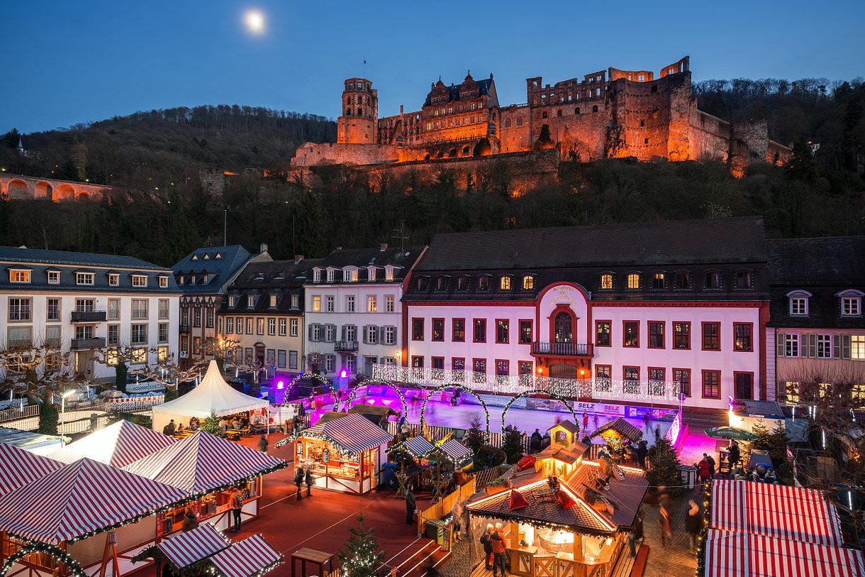 Weihnachtsmarkt auf dem Heidelberger Karlsplatz unter dem beleuchteten Schloss
