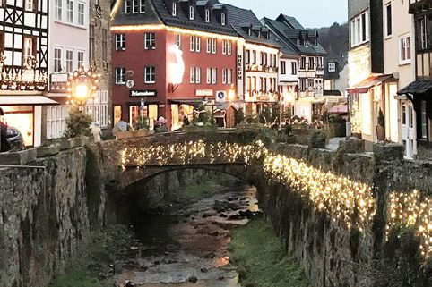 Weihnachtlich beleuchtete Fachwerkhäuser am Bachlauf in Bad Münstereifel