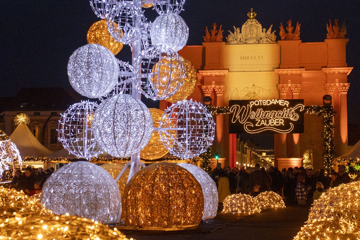 Leuchtende Lichterkugeln vor dem Brandenburger Tor in Potsdam