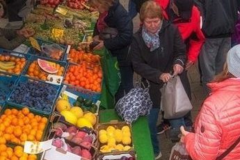 Marktstände mit Obst und Gemüse beim Bauernmarkt in Bad Pyrmont