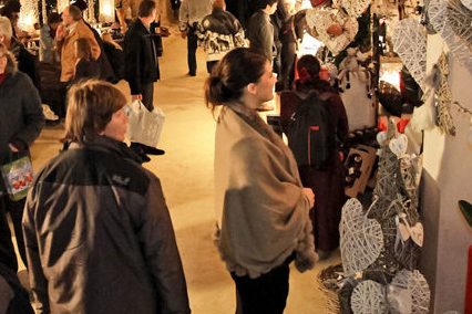 Festlich geschmückte Stände im unterirdischen Weihnachtsmarkt von Valkenburg
